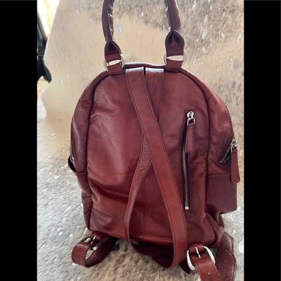 Leather backpack. - Picture 2 of 4